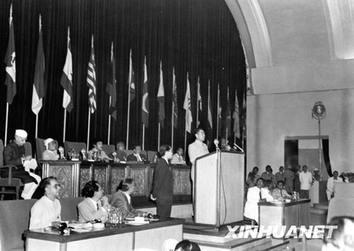 1955年4月，周恩来再次率团参加在印度尼西亚万隆召开的亚非会议。这是周恩来在万隆会议上发言。